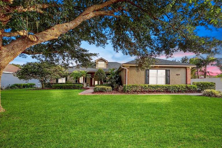 Elegant Home with Pool, Office, Theater, and Fence — photo 4
