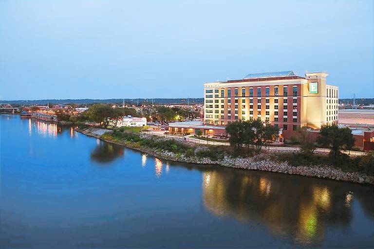 Embassy Suites by Hilton East Peoria Riverfront Hotel & Conference Center in East Peoria, IL