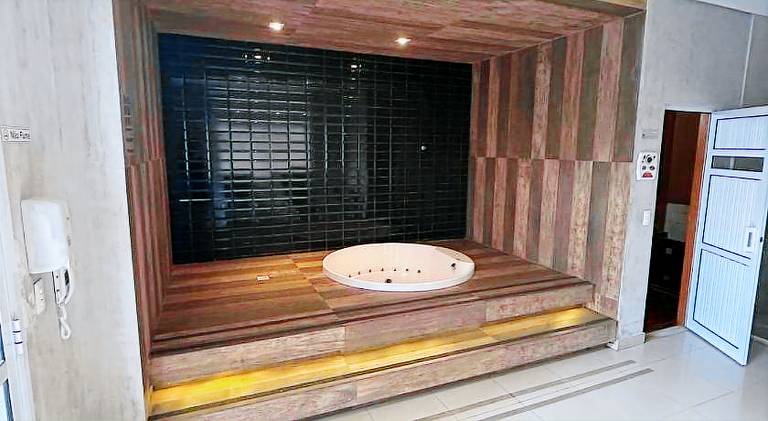 Rental apartment with hot tub & pool — photo 5