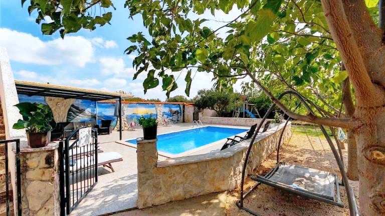 Fully equipped villa with hot tub, grill & private pool | Pets allowed — photo 3