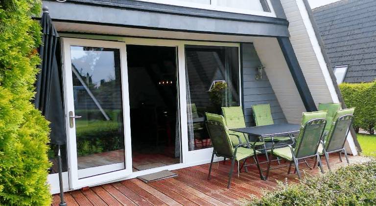 Vacation home with terrace & yard — photo 4