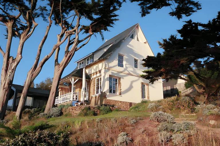 Family-friendly villa with BBQ, fast internet & patio | Sea view | Next to the beach | Pet-friendly in Granville