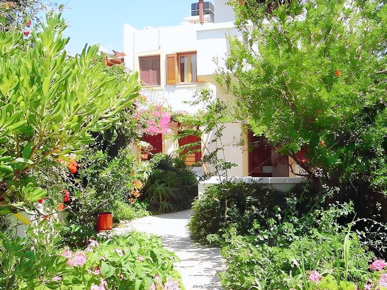 Beautiful apartment with patio & yard | Close to the beach | Perfect for remote work | Pets are welcome in Ierapetra