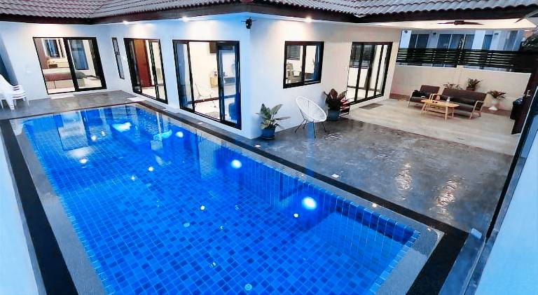 Villa with jacuzzi & pool in Chonburi