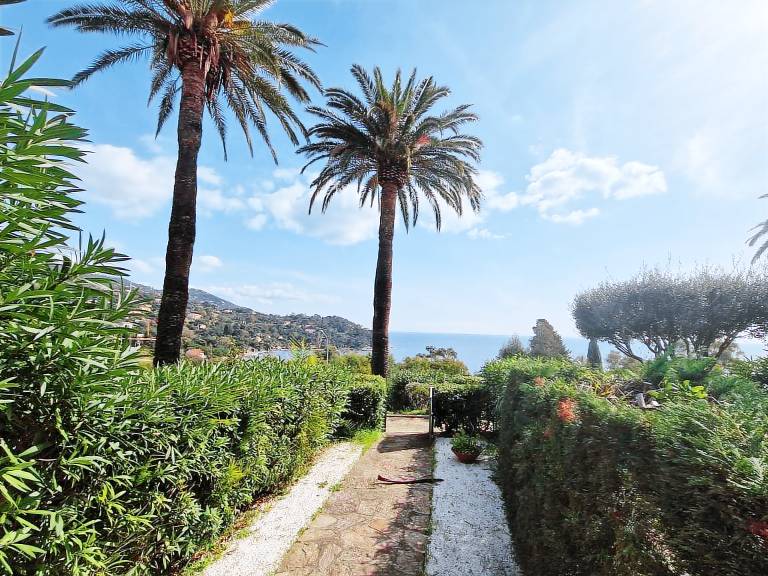 1BR with pool, parking, terrace, sea view in Rayol-Canadel-sur-Mer — photo 3