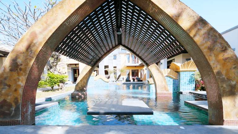Villa with yard, pool & hot tub | Suitable for remote work | Pets are welcome in Pattaya