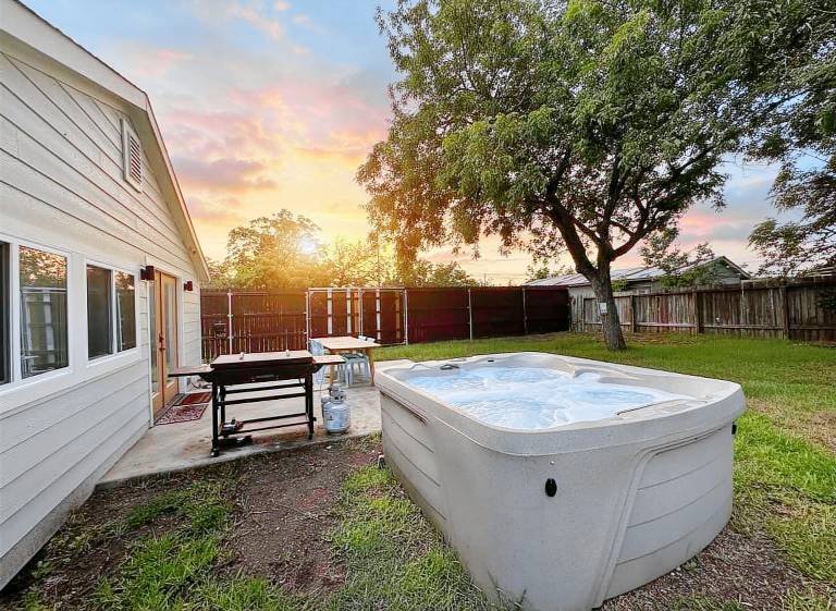 Modern 3 2 two kings hot tub fire pit 16min to wine trail nearby Pickleball courts pools — photo 2