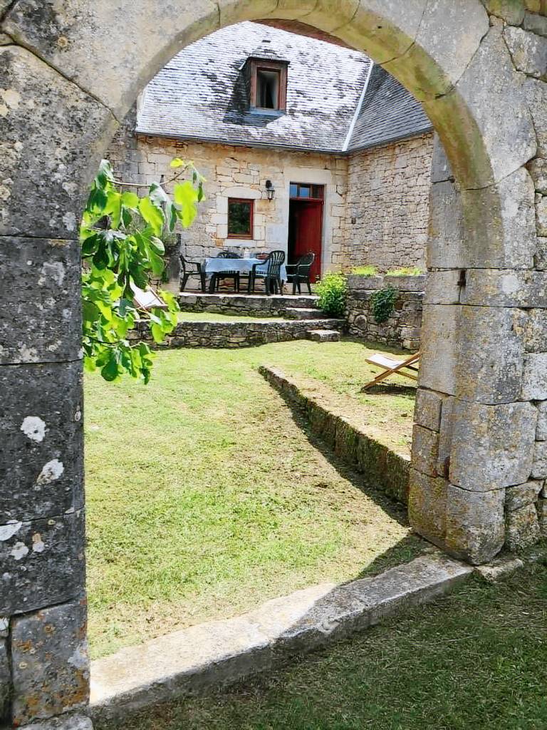 Gite with barbecue, patio & yard — photo 2