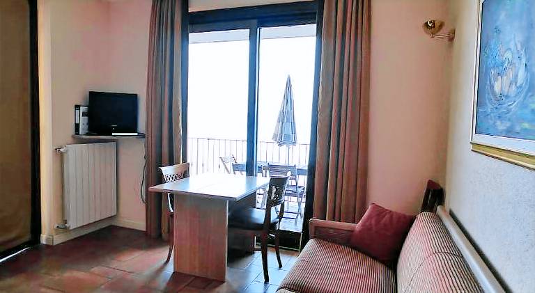 Serviced apartment with terrace, yard & pool — photo 2