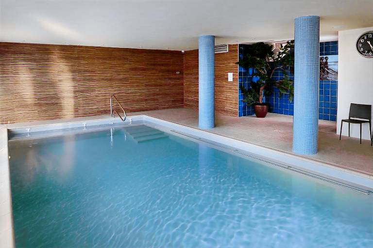 Holiday apartment with patio, pool & yard — photo 3