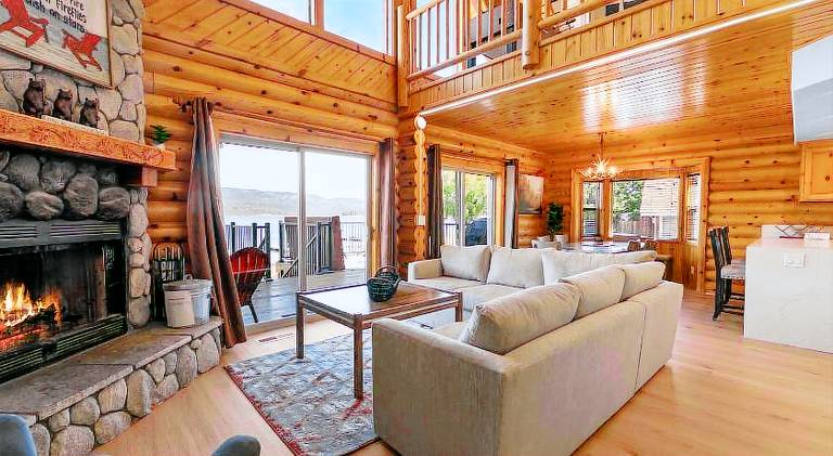 3 Cubs Lakefront - Stunning lakeside home with Hot Tub, Foosball, and Lake View — photo 2