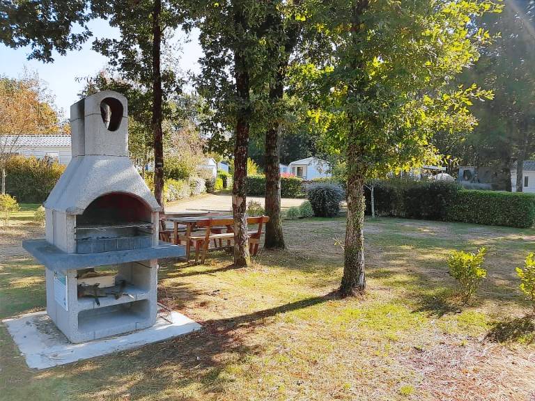 Bungalow with yard, pool & barbeque — photo 5