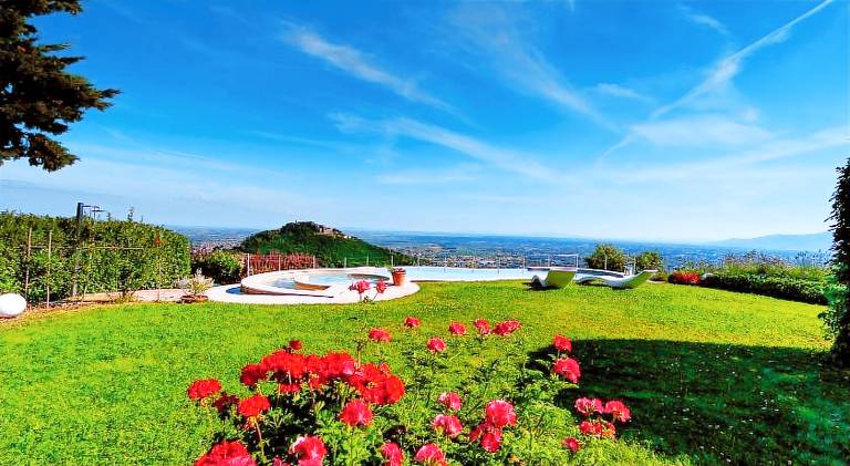 Villa with hot tub & pool in Montecatini Terme