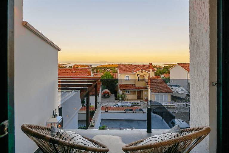 Vacation home with garden, terrace & fast internet | Water view — photo 3