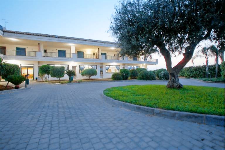 Rental apartment with terrace, pool & garden — photo 4