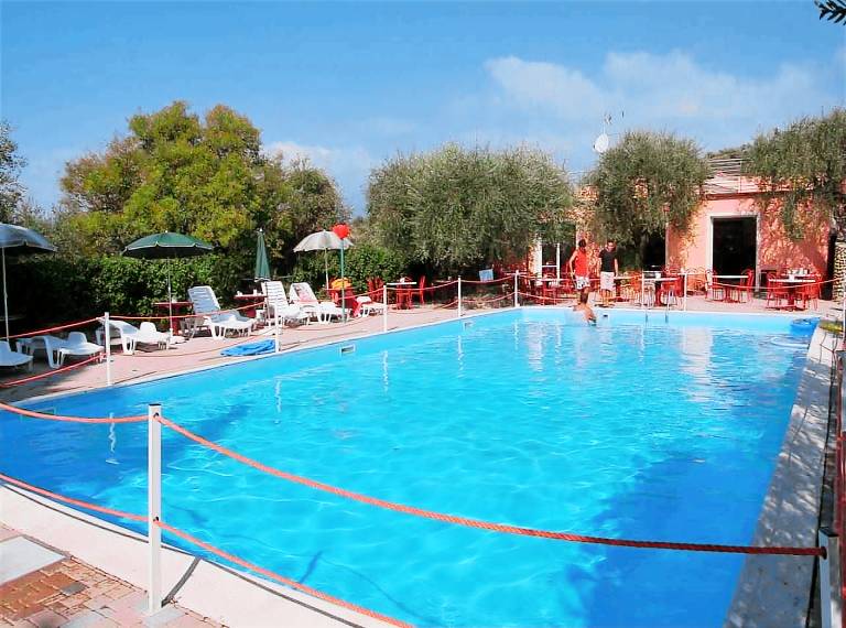 Holiday apartment with pool, garden & terrace | Pets allowed in Imperia