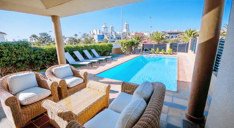 Vacation home with pool — photo 3