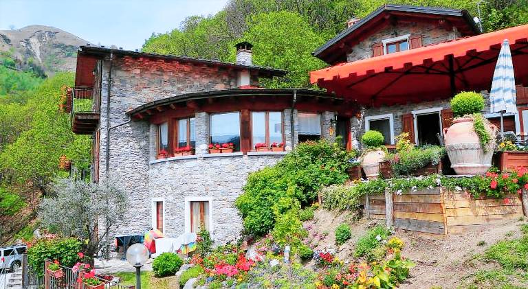 Vacation home with terrace, sauna & hot tub in Gravedona