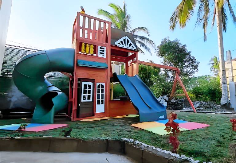 Vacation home with barbeque, yard & pool in Silang