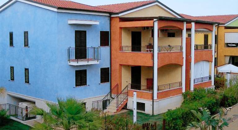 Rental apartment with yard, terrace & pool — photo 3