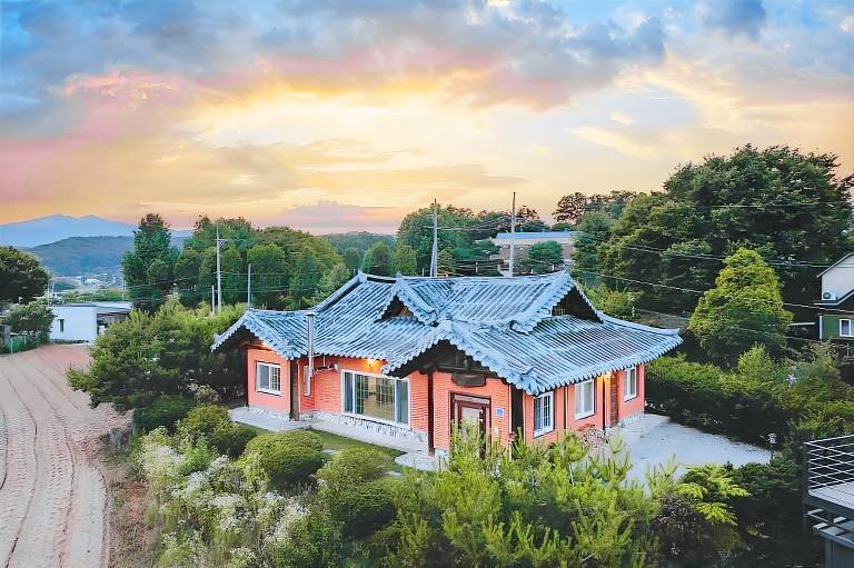 Chuncheon Viandante Dokchaehanok