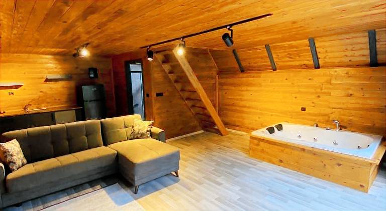 Serviced apartment with terrace, yard & jacuzzi — photo 2