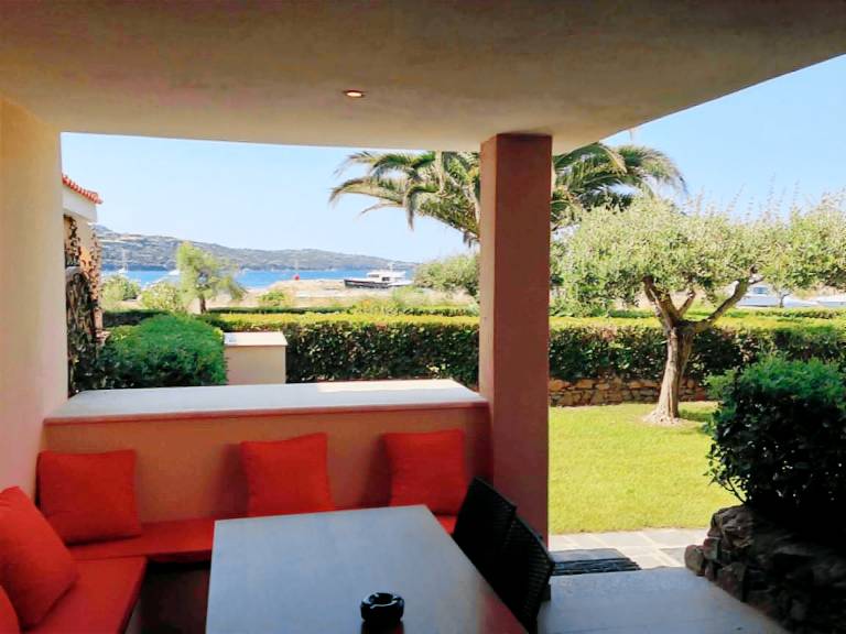 108_ Beautiful apartment on the beach, with swimming pool and parking. in Golfo Aranci