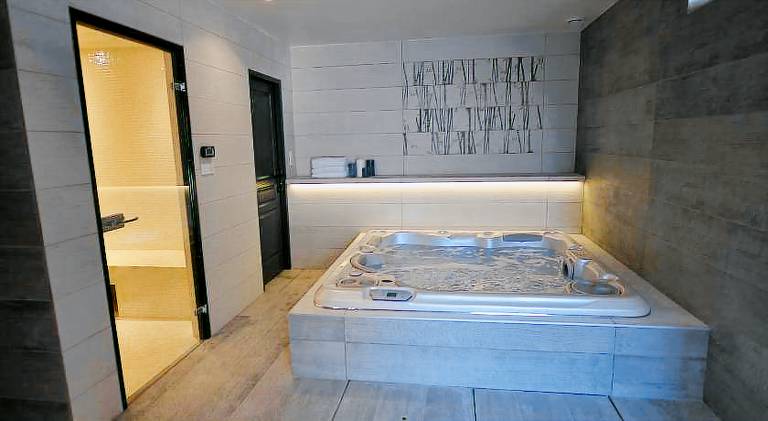 Vacation home with jacuzzi — photo 4