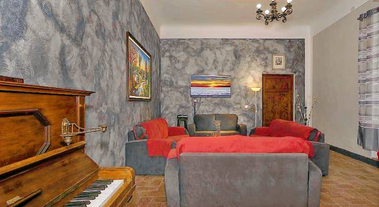 Serviced apartment with patio & yard — photo 2