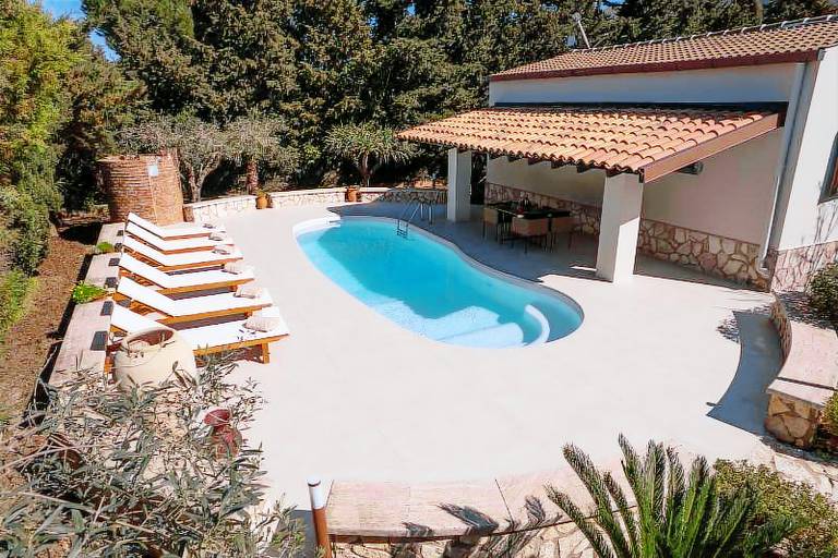 Charming villa with BBQ, patio & yard | Dogs allowed — photo 3