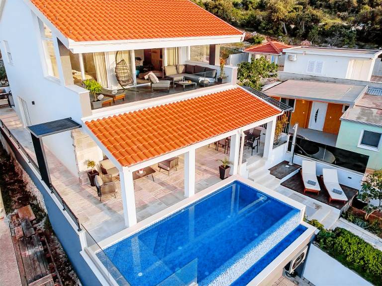 Vacation home with garden, barbecue & private pool — photo 3