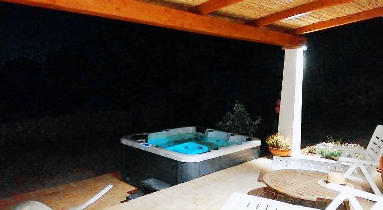 Spacious villa with yard, hot tub & patio | Pet-friendly — photo 3