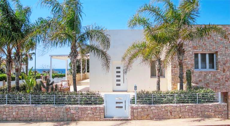 Fully equipped vacation home with terrace, yard & barbecue | Pet-friendly in Alliste