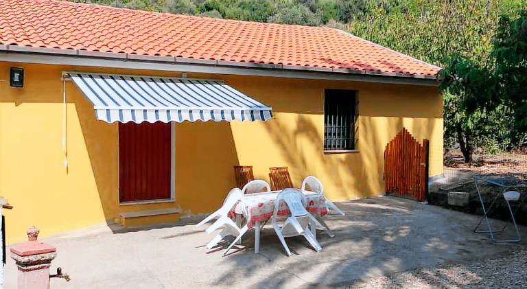Vacation home with garden, barbecue & patio in Oristano