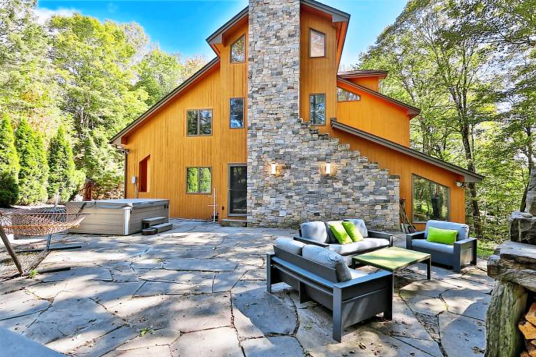 Lakewood Lodge: 4BR/2.5BA Killington Home Private Hot Tub, Wood Fire, Kent Pond & EV Charging — photo 5