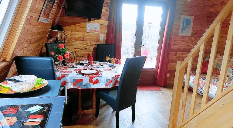 Chalet with hot tub & pool | Pets allowed — photo 3