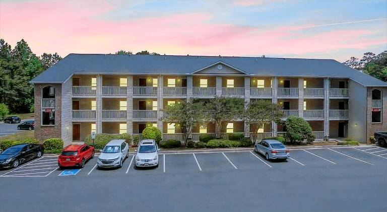 Apartment with pool | Suitable for remote work in Fayetteville, NC