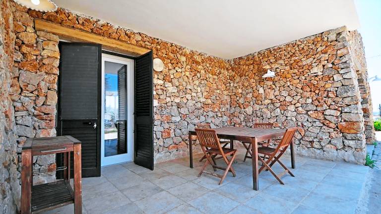 Villa with terrace, barbecue & yard — photo 4