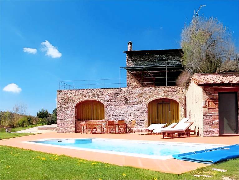 Farm with yard, terrace & pool in Gaiole in Chianti