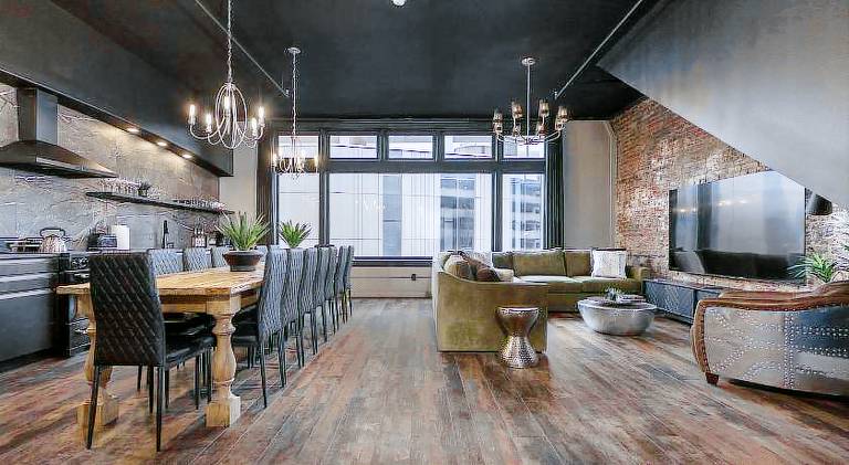 Penthouse Grand Executive Suite in Kent, IN