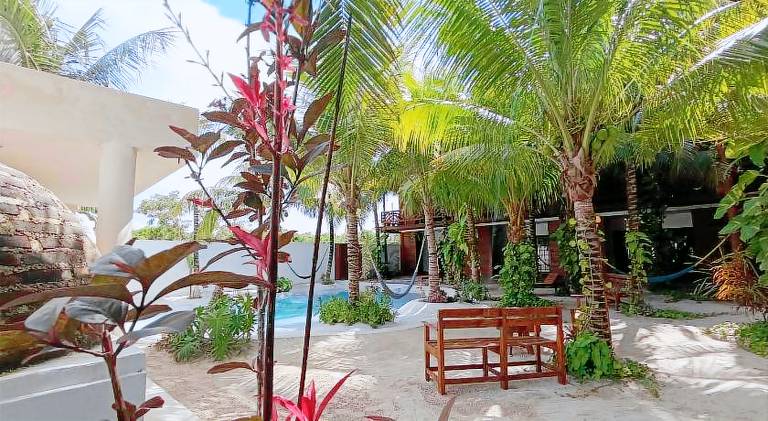 Wonderful serviced apartment with jacuzzi, patio & yard | Dogs allowed — photo 4