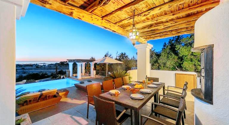 Villa with jacuzzi & pool — photo 3