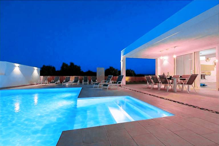Villa with private pool, BBQ & yard | Pool view in Ragusa