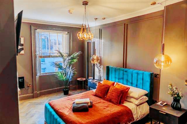 Magistrates Penthouse Suite - Town Centre Apartments with Spa — photo 2