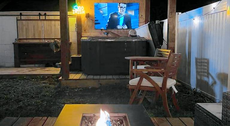 House with hot tub — photo 4