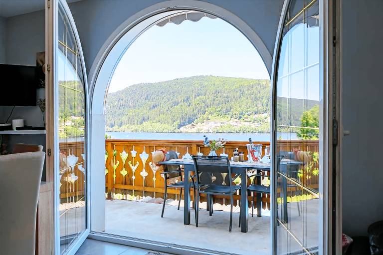 Apartment 'Gîte Du Lac À Gérardmer' with Lake View, Wi-Fi and Air Conditioning — photo 4
