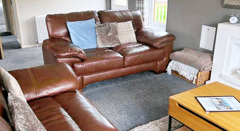 Lodge with patio & hot tub — photo 2