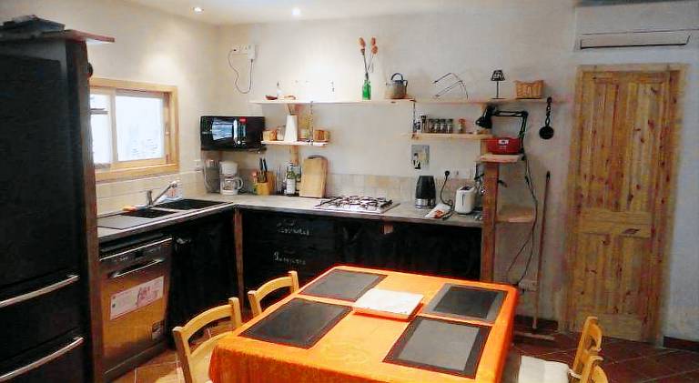 Rental apartment with terrace, yard & barbecue — photo 3