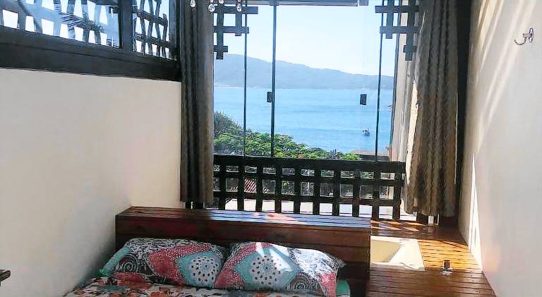 Holiday apartment with hot tub & pool in Bombinhas