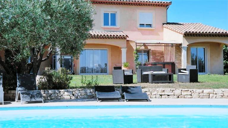 Vacation home with barbeque, jacuzzi & pool | Perfect for remote work — photo 5
